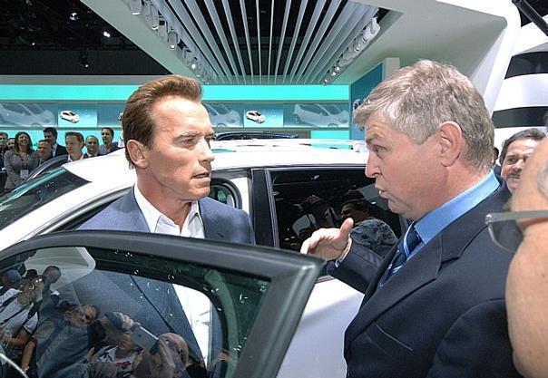 Am Messestand von Volkswagen informierte sich Arnold Schwarzenegger (li.) bei Wolfgang Hatz, Leiter Konzern-Aggregatentwicklung bei Volkswagen, über den Dieselmotor. Foto: Hansa-Press